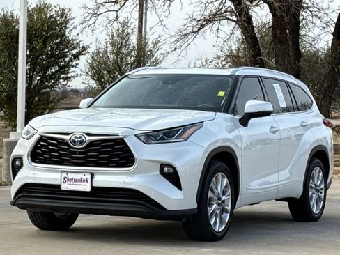 Used 2022 Toyota Highlander Limited FWD image 3
