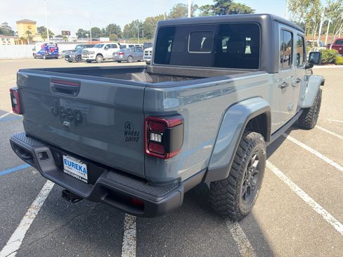 Used 2025 Jeep Gladiator Sport AWD/4WD image 21