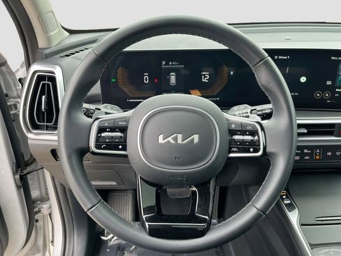Certified 2025 Kia Sorento EX image 11