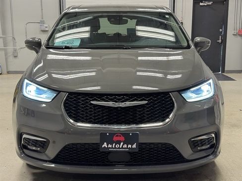 Used 2022 Chrysler Pacifica Touring-L FWD image 2