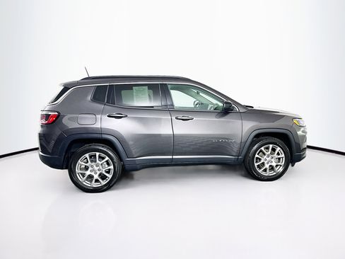 Used 2022 Jeep Compass Latitude image 10