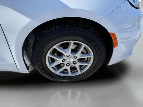 Used 2024 Chrysler Pacifica Touring-L FWD image 29