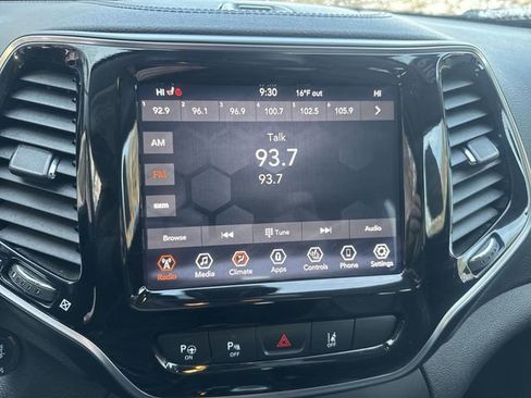 Used 2019 Jeep Cherokee Limited w/ Technology Group image 24