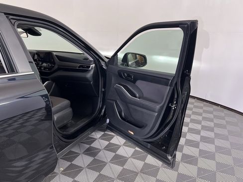 Used 2024 Toyota Highlander LE image 26