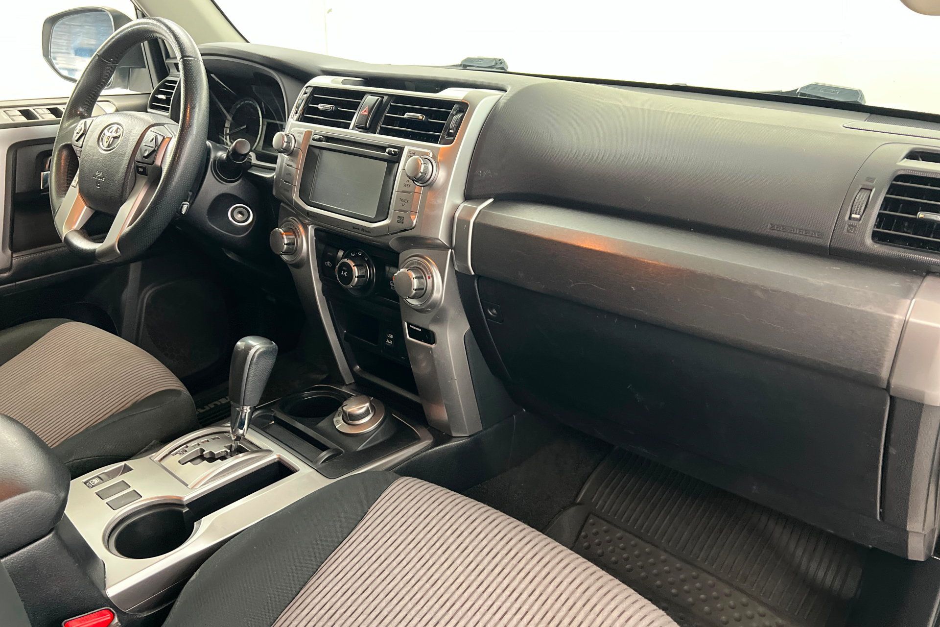Used 2018 Toyota 4Runner SR5 AWD/4WD image 25