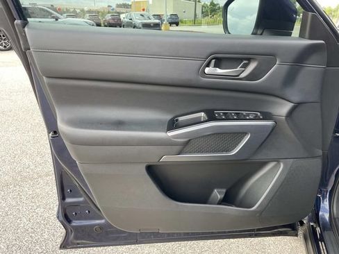 Used 2023 Nissan Pathfinder SL w/ Black Appearance Package FWD image 17
