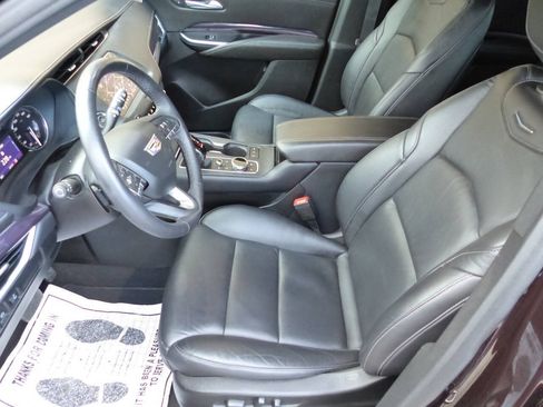 Used 2021 Cadillac XT4 Luxury w/ Cold Weather Package AWD/4WD image 18