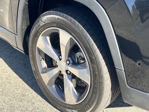 Used 2019 Jeep Cherokee Limited w/ Technology Group image 9