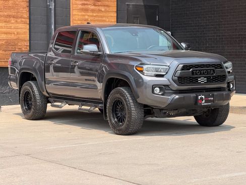 Used 2020 Toyota Tacoma TRD Off-Road w/ TRD Premium Off Road Package AWD/4WD image 6