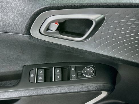 Used 2025 Kia Soul LX w/ LX Technology Package FWD image 15