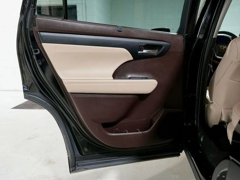 Used 2021 Toyota Highlander XLE image 27