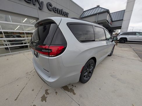 New 2026 Chrysler Pacifica Limited w/ S Appearance Package image 5