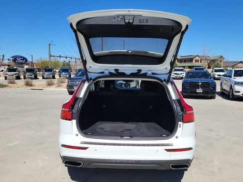 Used 2020 Volvo V60 T5 Cross Country image 14