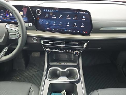 Used 2025 Chevrolet Traverse LT w/ LPO, Floor Liner Package FWD image 10