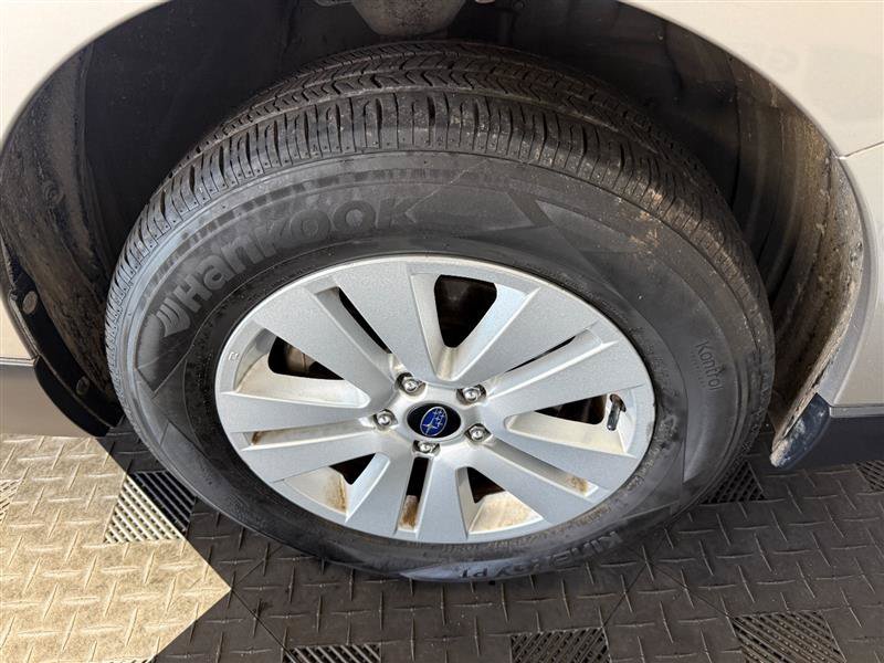 Used 2013 Subaru Outback 3.6R Limited w/ Moonroof Pkg AWD/4WD image 14