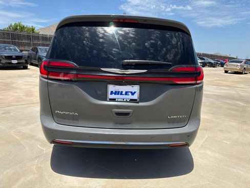 Used 2022 Chrysler Pacifica Limited FWD image 6