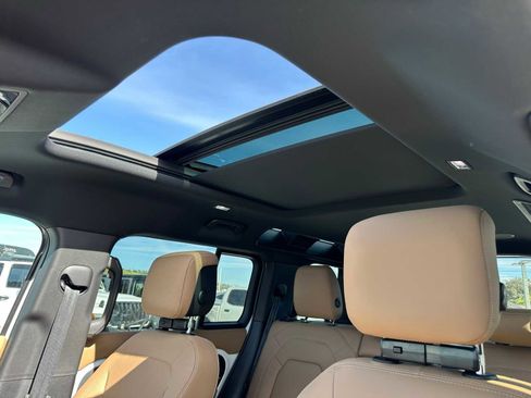 Used 2025 Land Rover Defender 110 X-Dynamic SE image 18