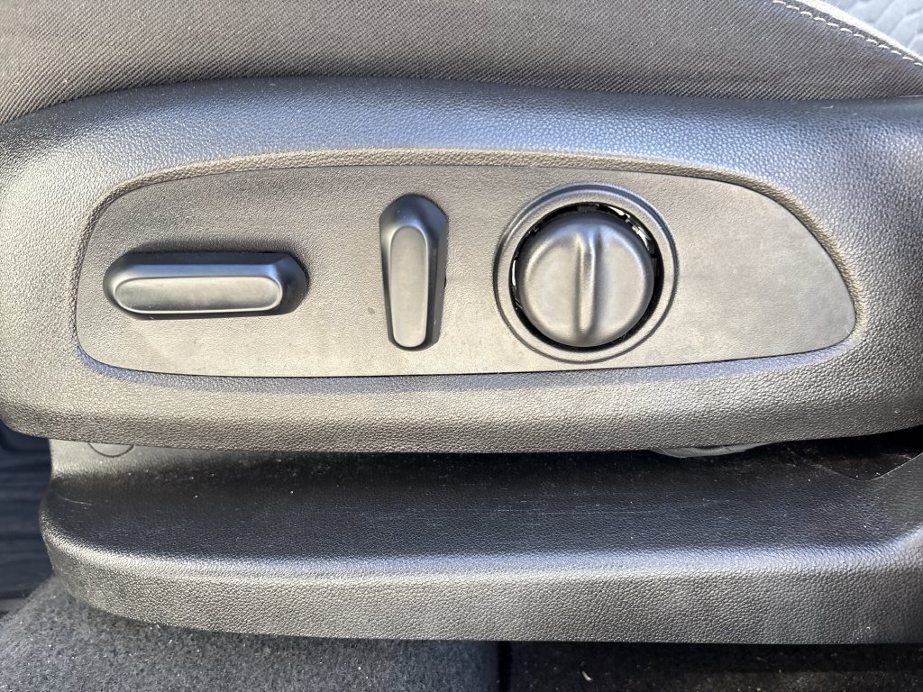 Used 2018 Chevrolet Equinox LT FWD image 21