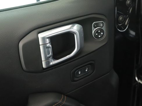 Used 2022 Jeep Wrangler Unlimited Sahara AWD/4WD image 8