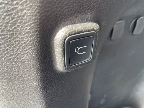 Used 2019 Jeep Cherokee Latitude Plus w/ Comfort/Convenience Group image 35