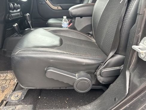 Used 2016 Jeep Wrangler Unlimited Sahara image 12