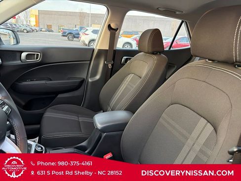 Used 2023 Hyundai Venue SEL image 14
