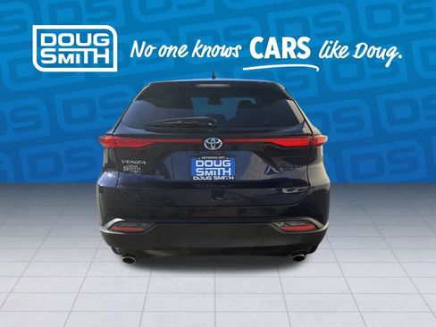 Used 2024 Toyota Venza LE image 3