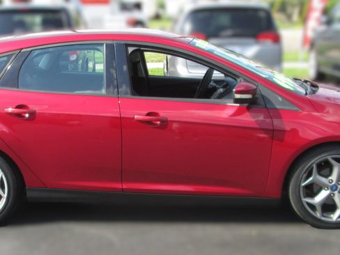 Used 2014 Ford Focus SE w/ Equipment Group 201A FWD image 2