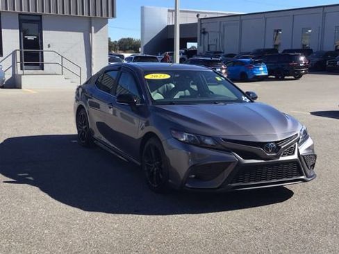 Used 2022 Toyota Camry SE image 3