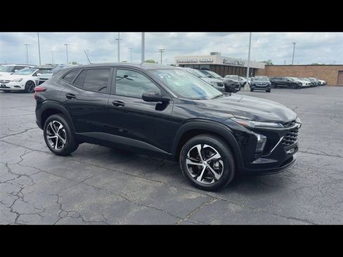 Used 2024 Chevrolet Trax RS w/ Driver Confidence Package FWD image 2