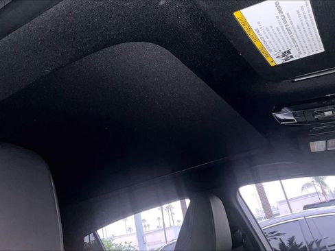 Used 2021 Toyota Venza Limited image 13