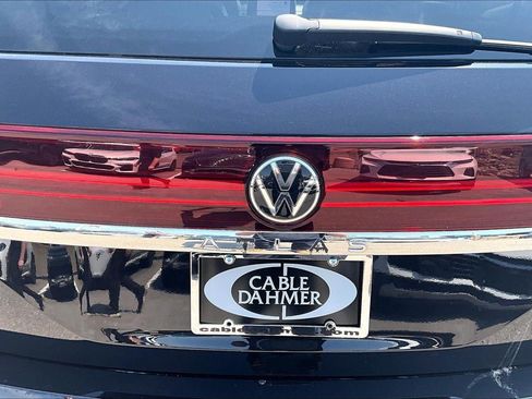 Used 2024 Volkswagen Atlas SE AWD/4WD image 23