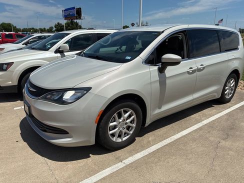 Used 2017 Chrysler Pacifica LX FWD image 5