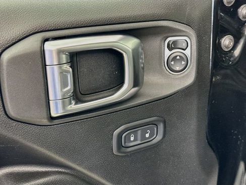 Used 2025 Jeep Wrangler Unlimited Rubicon AWD/4WD image 18