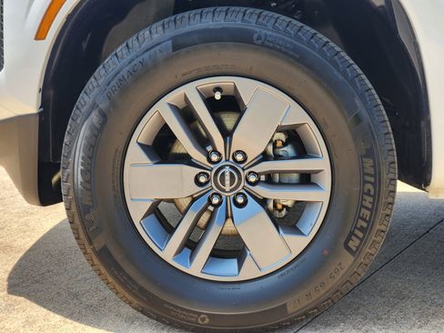 Used 2025 Nissan Frontier SV RWD image 14