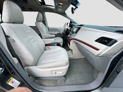 Used 2014 Toyota Sienna XLE image 37