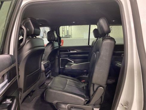 Used 2024 Jeep Wagoneer Series III AWD/4WD image 25