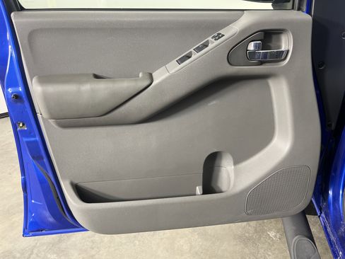 Used 2012 Nissan Frontier SV image 17