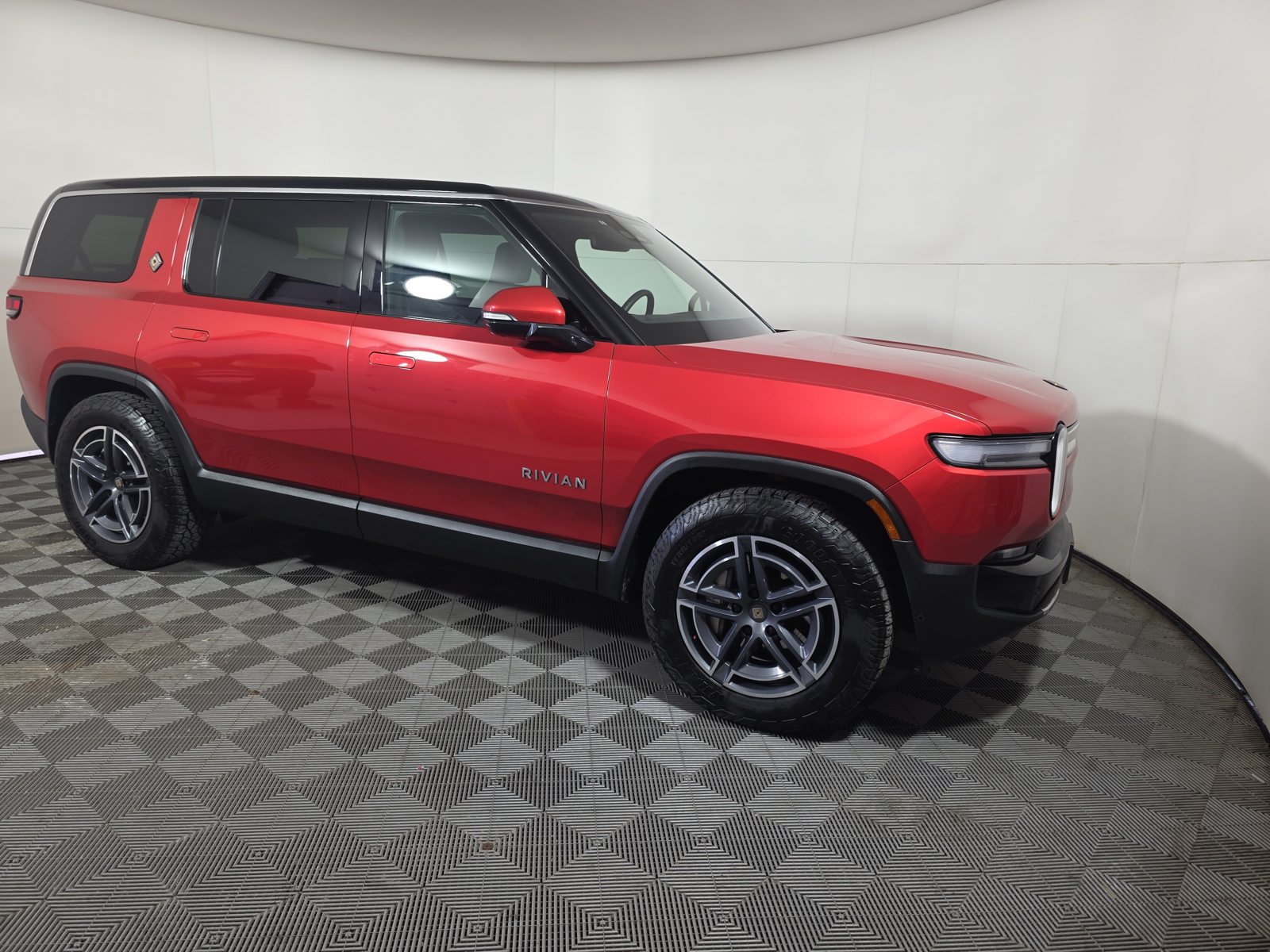 Used 2025 Rivian R1S Adventure Dual AWD/4WD image 7