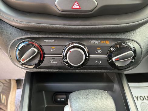 Used 2025 Kia Soul LX w/ LX Technology Package FWD image 24