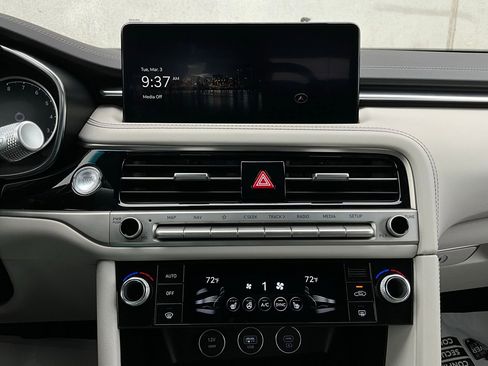 Used 2025 Genesis G70 2.5T image 26