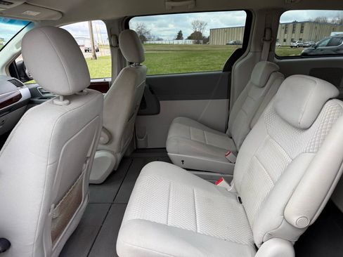 Used 2009 Chrysler Town & Country Touring FWD image 14