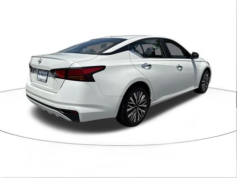 Used 2025 Nissan Altima 2.5 SV FWD image 3