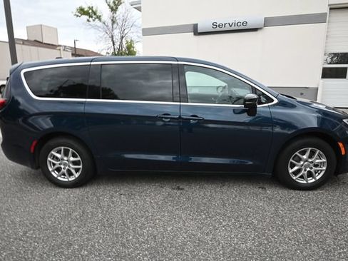 Used 2025 Chrysler Pacifica Select FWD image 7