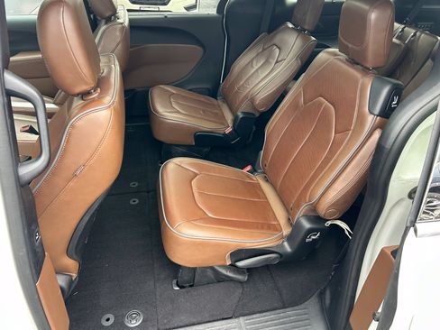 Used 2017 Chrysler Pacifica Limited w/ Advanced Safetytec Group FWD image 15