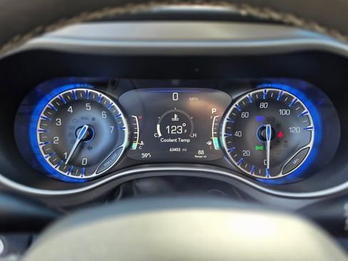 Used 2023 Chrysler Pacifica Touring-L image 25