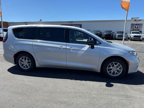 Used 2024 Chrysler Pacifica Touring-L FWD image 11