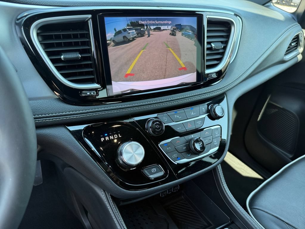 Used 2025 Chrysler Pacifica Limited FWD image 18