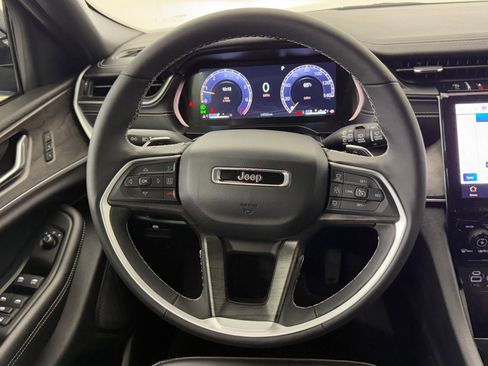 Used 2024 Jeep Grand Cherokee L Limited image 17