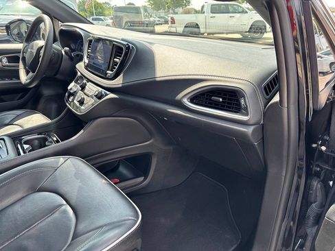 Used 2025 Chrysler Pacifica Limited FWD image 24